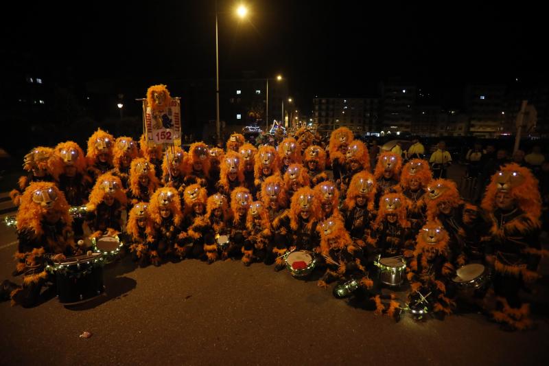 Las calles de Mieres acogieron anoche el desfile del 'Gran Antroxu' del concejo, que llega con una semana de retraso para que la celebración no coincidiese con la huelga del pasado 8 de marzo, día internacional de la mujer. La caravana de disfraces y color partió de La Mayacina hasta el Parque de Jovellanos. También hubo cortejo a 'La Truchona Escanciadora del Caudal' en el carro mortuorio, con acompañamiento de los fantasmas y charangas.