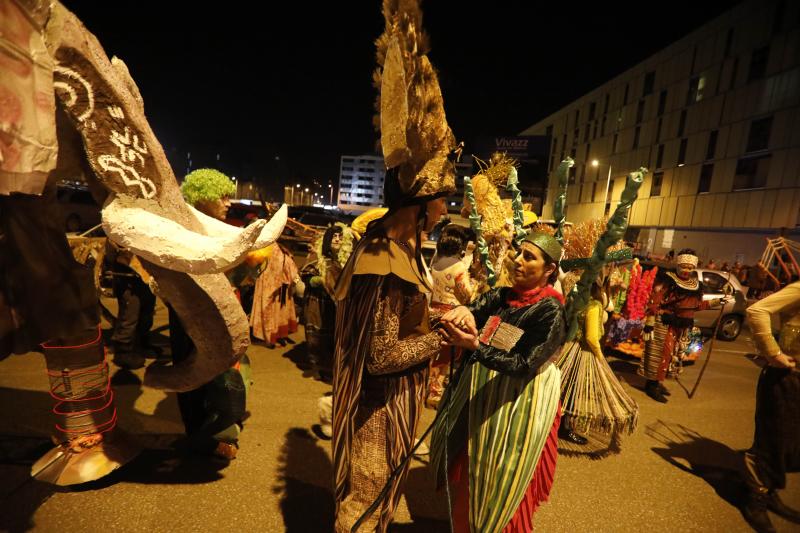 Las calles de Mieres acogieron anoche el desfile del 'Gran Antroxu' del concejo, que llega con una semana de retraso para que la celebración no coincidiese con la huelga del pasado 8 de marzo, día internacional de la mujer. La caravana de disfraces y color partió de La Mayacina hasta el Parque de Jovellanos. También hubo cortejo a 'La Truchona Escanciadora del Caudal' en el carro mortuorio, con acompañamiento de los fantasmas y charangas.