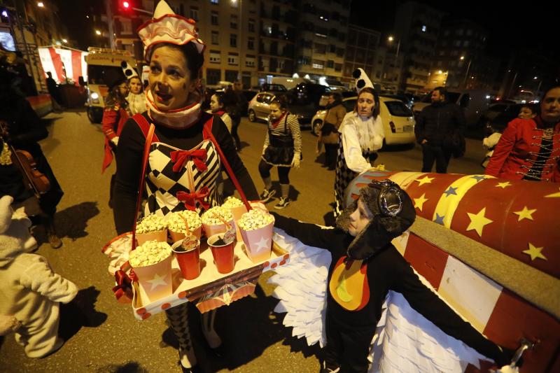 Las calles de Mieres acogieron anoche el desfile del 'Gran Antroxu' del concejo, que llega con una semana de retraso para que la celebración no coincidiese con la huelga del pasado 8 de marzo, día internacional de la mujer. La caravana de disfraces y color partió de La Mayacina hasta el Parque de Jovellanos. También hubo cortejo a 'La Truchona Escanciadora del Caudal' en el carro mortuorio, con acompañamiento de los fantasmas y charangas.