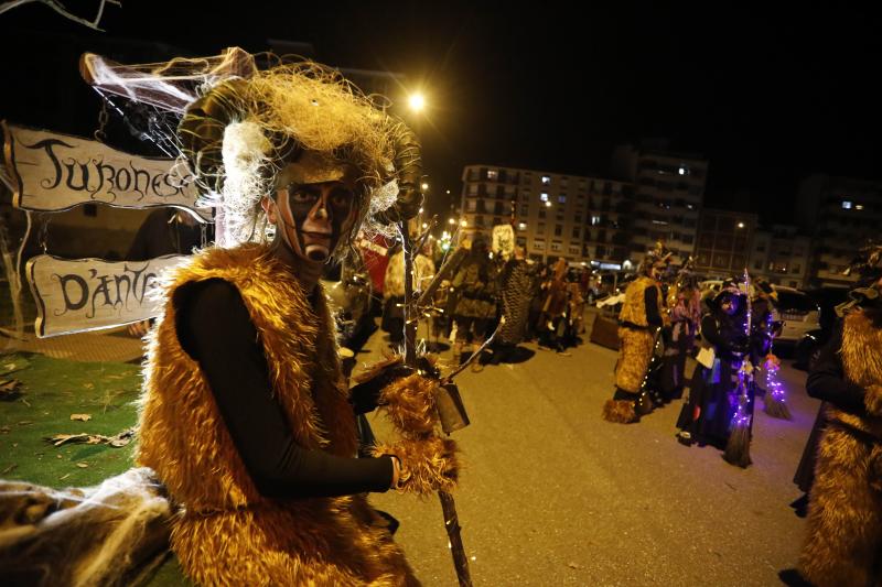 Las calles de Mieres acogieron anoche el desfile del 'Gran Antroxu' del concejo, que llega con una semana de retraso para que la celebración no coincidiese con la huelga del pasado 8 de marzo, día internacional de la mujer. La caravana de disfraces y color partió de La Mayacina hasta el Parque de Jovellanos. También hubo cortejo a 'La Truchona Escanciadora del Caudal' en el carro mortuorio, con acompañamiento de los fantasmas y charangas.