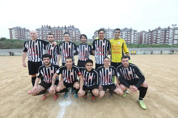 Foto de equipo del último partido de Liga en casa. 