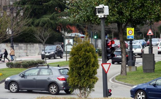 Los cuatro 'fotorrojo' rotarán por ocho puntos de la ciudad y las zonas estarán señalizadas