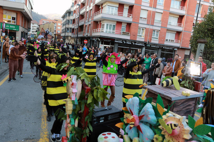 La Montaña Central de Asturias despide las fiestas del carnaval con el desfile del Antroxu de Pola Lena