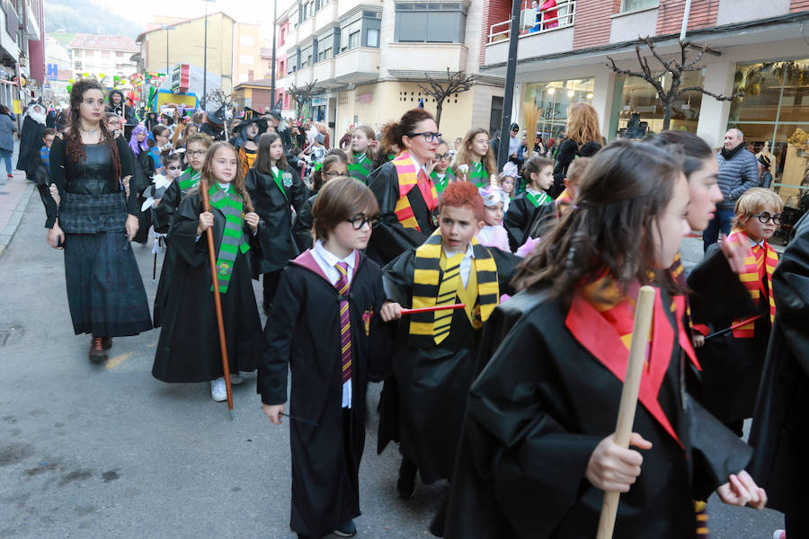 La Montaña Central de Asturias despide las fiestas del carnaval con el desfile del Antroxu de Pola Lena