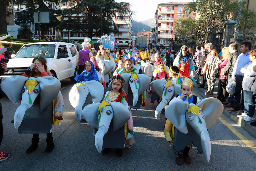 La Montaña Central de Asturias despide las fiestas del carnaval con el desfile del Antroxu de Pola Lena