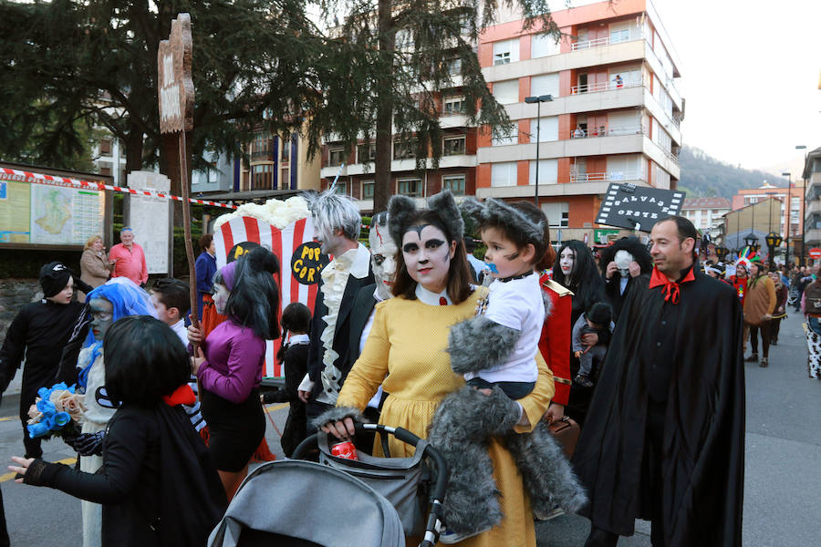 La Montaña Central de Asturias despide las fiestas del carnaval con el desfile del Antroxu de Pola Lena