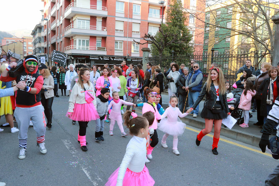 La Montaña Central de Asturias despide las fiestas del carnaval con el desfile del Antroxu de Pola Lena