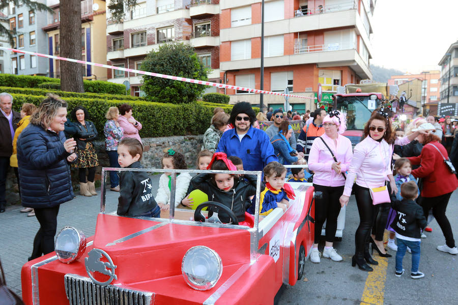 La Montaña Central de Asturias despide las fiestas del carnaval con el desfile del Antroxu de Pola Lena