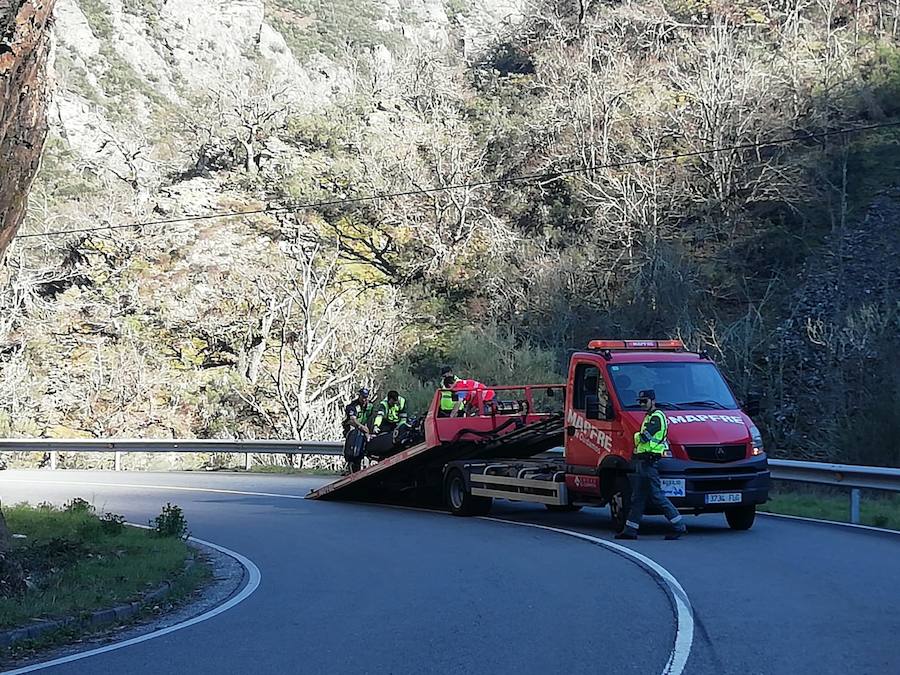 Un motorista de 44 años ha perdido la vida en un accidente ocurrido en la carretera AS-29, en el acceso al puerto del Pozo de las Mujeres Muertas, entre Cangas del Narcea e Ibias.