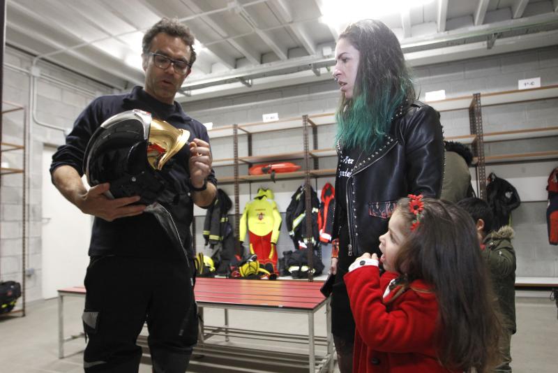 Los bomberos de Gijón celebran a su patrona abriendo las depedencias del parque a la ciudadanía. Quienes más disfrutan de la visita son los pequeños, que no dudan en experimentar con cada una de las herramientas de trabajo de estos profesionales.