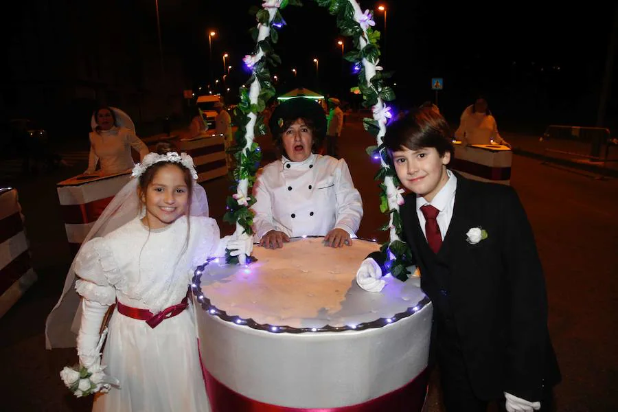 Un animado concurso de charangas y un divertido desfile de disfraces han puesto el broche al Carnaval de Villaviciosa, que un año más ha congregado a centenares de personas.