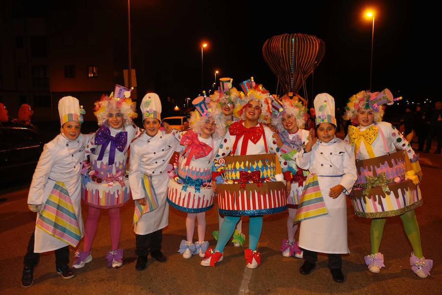 Un animado concurso de charangas y un divertido desfile de disfraces han puesto el broche al Carnaval de Villaviciosa, que un año más ha congregado a centenares de personas.