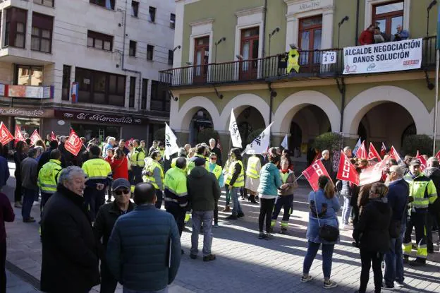 Concentración ante el Ayuntamiento de Langreo. :: J. C. ROMÁN