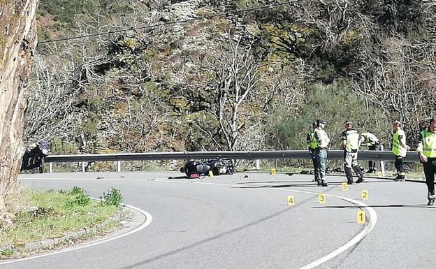 Varios agentes de la Guardia Civil junto a la moto del fallecido.