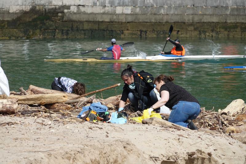 Más de 150 personas han respondido a la convocatoria de Greenpeace Asturias para limpiar de plásticos la playa riosellana de Santa Marina. Tras dos horas de trabajo lograron retirar casi dos toneladas de residuos.