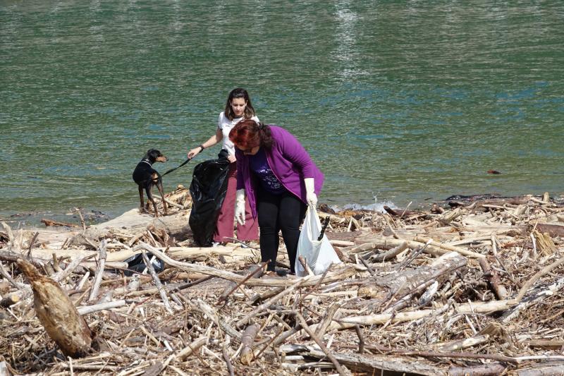 Más de 150 personas han respondido a la convocatoria de Greenpeace Asturias para limpiar de plásticos la playa riosellana de Santa Marina. Tras dos horas de trabajo lograron retirar casi dos toneladas de residuos.