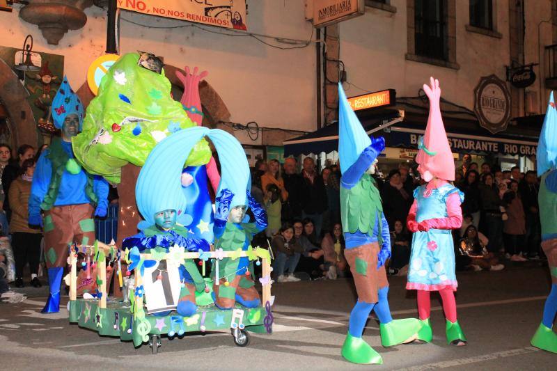 Los riosellanos 'Marejada en Toriellu' se llevaron el primer premio en carrozas con su colorido y original mundo marino.