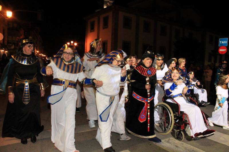 Los riosellanos 'Marejada en Toriellu' se llevaron el primer premio en carrozas con su colorido y original mundo marino.