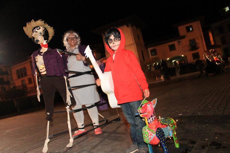 Los riosellanos 'Marejada en Toriellu' se llevaron el primer premio en carrozas con su colorido y original mundo marino.