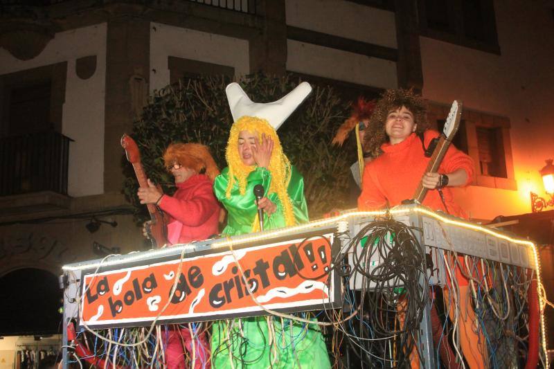 Los riosellanos 'Marejada en Toriellu' se llevaron el primer premio en carrozas con su colorido y original mundo marino.