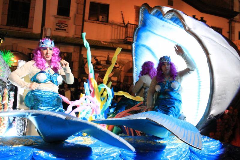 Los riosellanos 'Marejada en Toriellu' se llevaron el primer premio en carrozas con su colorido y original mundo marino.