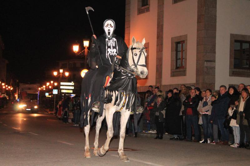 Los riosellanos 'Marejada en Toriellu' se llevaron el primer premio en carrozas con su colorido y original mundo marino.