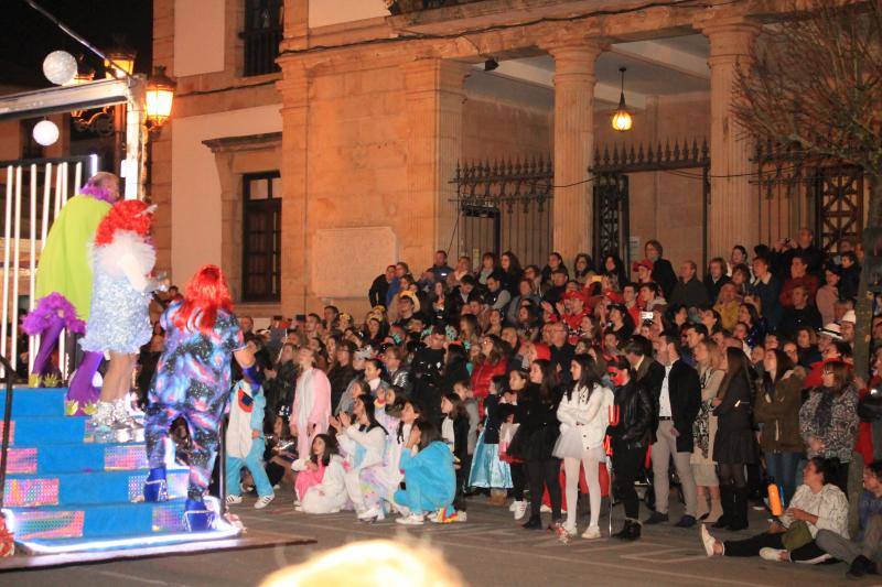 Los riosellanos 'Marejada en Toriellu' se llevaron el primer premio en carrozas con su colorido y original mundo marino.