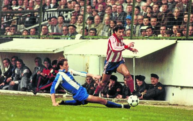 Uría, en una de sus espectaculares arrancadas, supera a un defensa del Espanyol. 