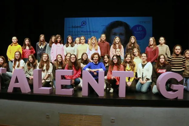 Las 38 estudiantes asturianas que han sido seleccionadas por su vocación científica, en la 'masterclass' de ayer. 