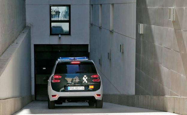 Una dotación policial, ayer, en la entrada del garaje de los juzgados de Paterna (Valencia). 