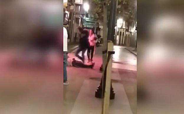 Vídeo: brutal agresión entre jóvenes en la zona de Fomento en Gijón