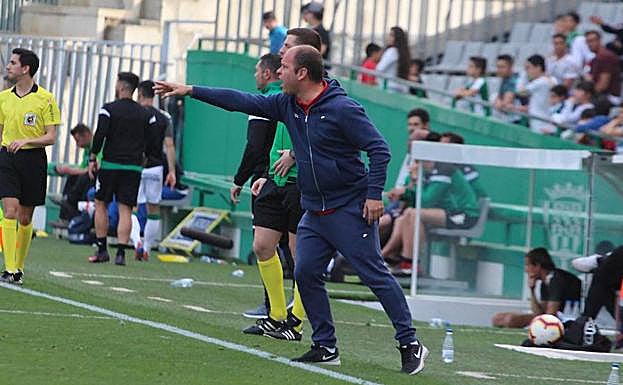 José Alberto da instrucciones al equipo durante el encuentro.