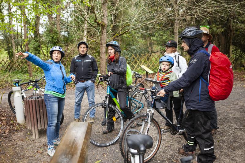 Un paseo en bici desde la plaza Mayor de Gijón, una gincana y una mesa redonda en la que se ha abordado cómo moverse en bici por la ciudad han congregado a un nutrido grupo de personas en el Jardín Botánico, que estos días celebra el equinoccio de primavera. Música, magia y humor han puesto el broche a una jornada que no se ha visto deslucida por la incesante lluvia. 