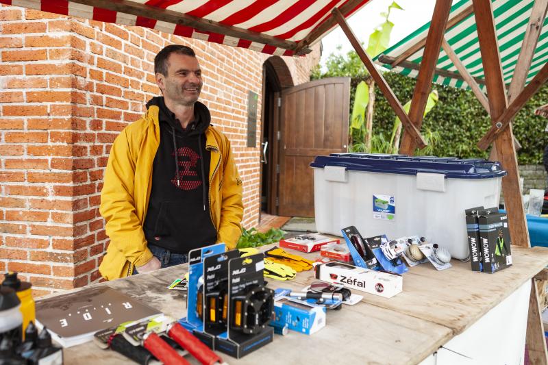 Un paseo en bici desde la plaza Mayor de Gijón, una gincana y una mesa redonda en la que se ha abordado cómo moverse en bici por la ciudad han congregado a un nutrido grupo de personas en el Jardín Botánico, que estos días celebra el equinoccio de primavera. Música, magia y humor han puesto el broche a una jornada que no se ha visto deslucida por la incesante lluvia. 