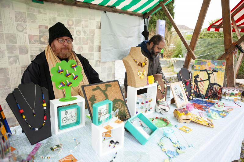 Un paseo en bici desde la plaza Mayor de Gijón, una gincana y una mesa redonda en la que se ha abordado cómo moverse en bici por la ciudad han congregado a un nutrido grupo de personas en el Jardín Botánico, que estos días celebra el equinoccio de primavera. Música, magia y humor han puesto el broche a una jornada que no se ha visto deslucida por la incesante lluvia. 