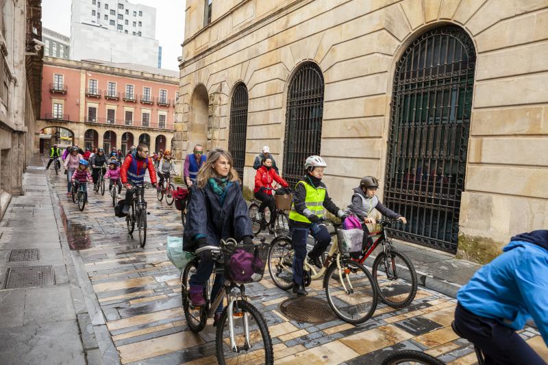 Un paseo en bici desde la plaza Mayor de Gijón, una gincana y una mesa redonda en la que se ha abordado cómo moverse en bici por la ciudad han congregado a un nutrido grupo de personas en el Jardín Botánico, que estos días celebra el equinoccio de primavera. Música, magia y humor han puesto el broche a una jornada que no se ha visto deslucida por la incesante lluvia. 