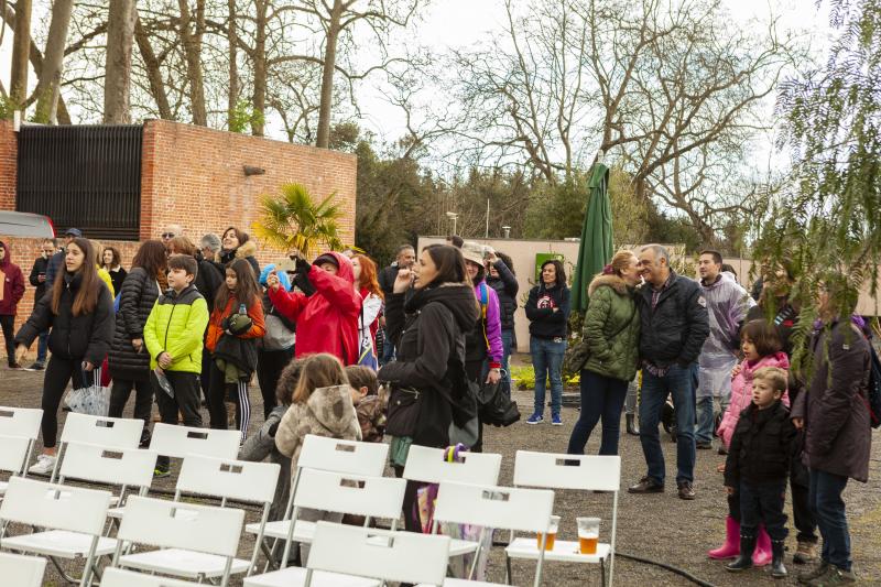 Un paseo en bici desde la plaza Mayor de Gijón, una gincana y una mesa redonda en la que se ha abordado cómo moverse en bici por la ciudad han congregado a un nutrido grupo de personas en el Jardín Botánico, que estos días celebra el equinoccio de primavera. Música, magia y humor han puesto el broche a una jornada que no se ha visto deslucida por la incesante lluvia. 