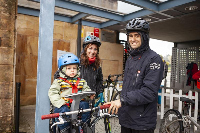 Un paseo en bici desde la plaza Mayor de Gijón, una gincana y una mesa redonda en la que se ha abordado cómo moverse en bici por la ciudad han congregado a un nutrido grupo de personas en el Jardín Botánico, que estos días celebra el equinoccio de primavera. Música, magia y humor han puesto el broche a una jornada que no se ha visto deslucida por la incesante lluvia. 