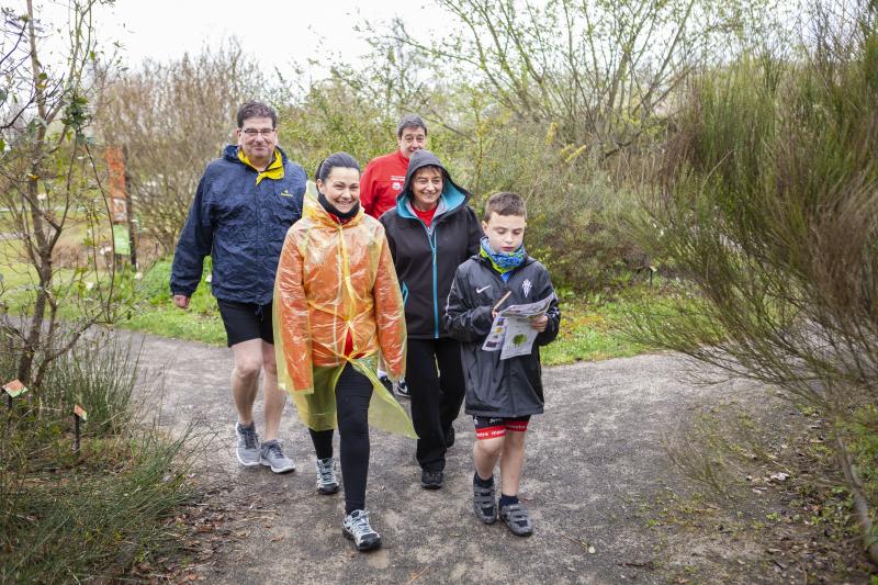 Un paseo en bici desde la plaza Mayor de Gijón, una gincana y una mesa redonda en la que se ha abordado cómo moverse en bici por la ciudad han congregado a un nutrido grupo de personas en el Jardín Botánico, que estos días celebra el equinoccio de primavera. Música, magia y humor han puesto el broche a una jornada que no se ha visto deslucida por la incesante lluvia. 
