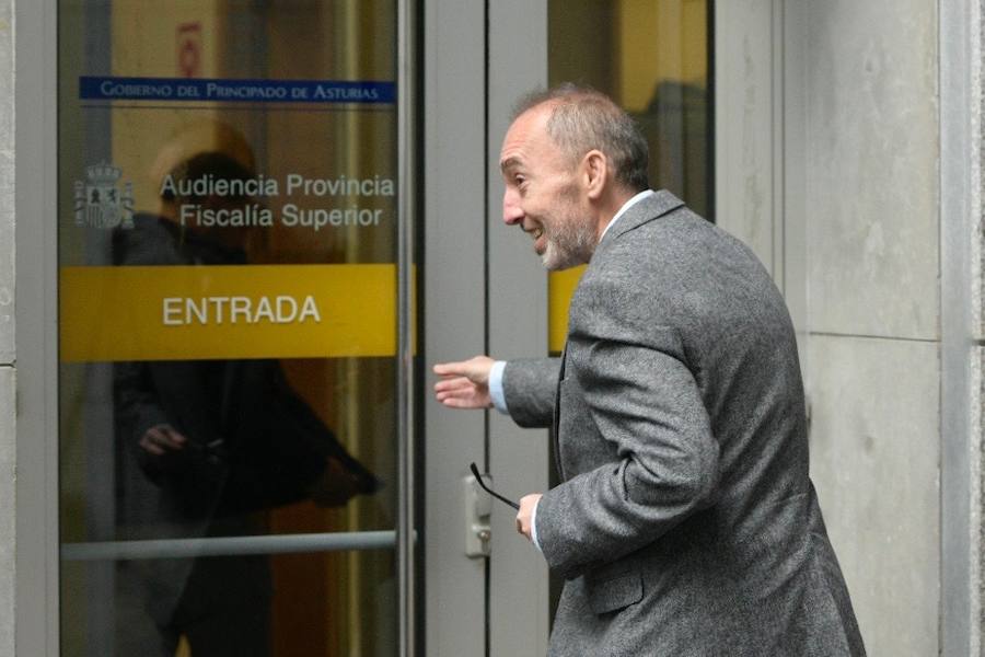 Natalio Grueso, el primero en hablar, ya está en el interior de los juzgados de Oviedo. 