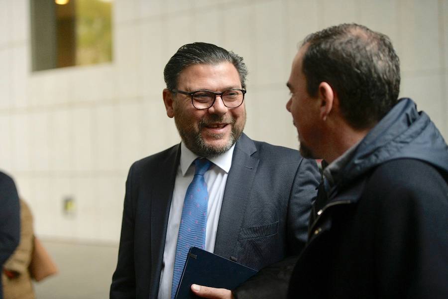 Natalio Grueso, el primero en hablar, ya está en el interior de los juzgados de Oviedo. 