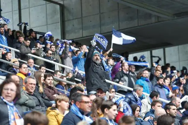 Los seguidores se llevaron una buena imagen de sus futbolistas tras la victoria ante el Nástic. 