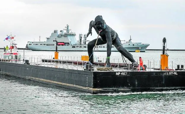 'Mensajera', la estatua más grande del Reino Unido, a su llegada al puerto de Plymouth. 