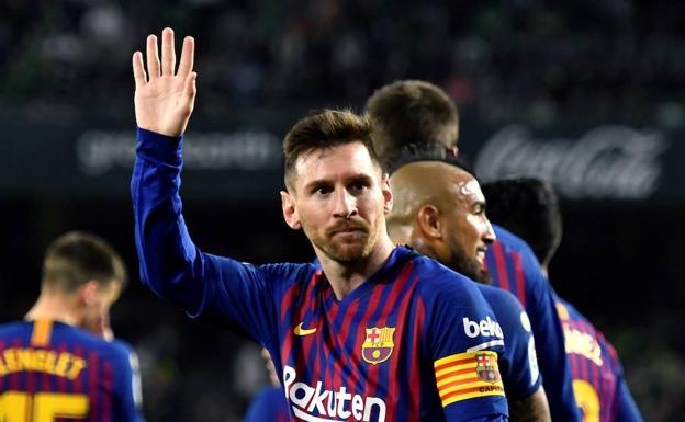 Leo Messi saluda a la afición del Betis. 