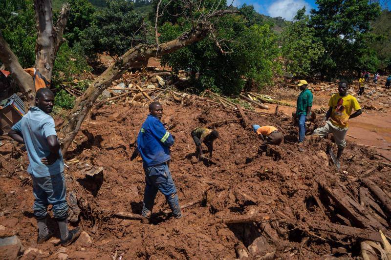 «El balance actual de la situación en Mozambique es escalofriante», aseguran, subrayando que en las zonas que han quedado anegadas viven miles de niños. «En muchos lugares, ni los techos ni las copas de los árboles son visibles. En otras áreas, las personas se aferran a los techos esperando desesperadamente ser rescatadas»