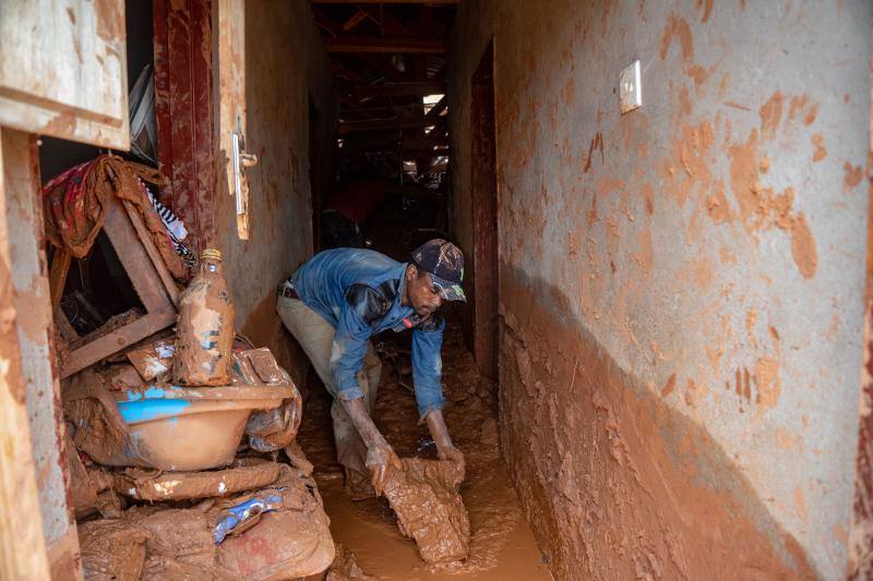 «El balance actual de la situación en Mozambique es escalofriante», aseguran, subrayando que en las zonas que han quedado anegadas viven miles de niños. «En muchos lugares, ni los techos ni las copas de los árboles son visibles. En otras áreas, las personas se aferran a los techos esperando desesperadamente ser rescatadas»