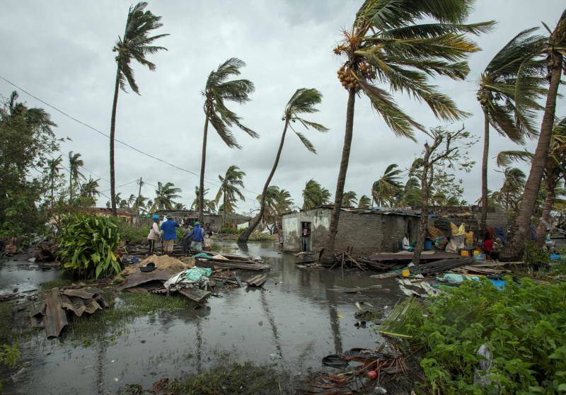 «El balance actual de la situación en Mozambique es escalofriante», aseguran, subrayando que en las zonas que han quedado anegadas viven miles de niños. «En muchos lugares, ni los techos ni las copas de los árboles son visibles. En otras áreas, las personas se aferran a los techos esperando desesperadamente ser rescatadas»