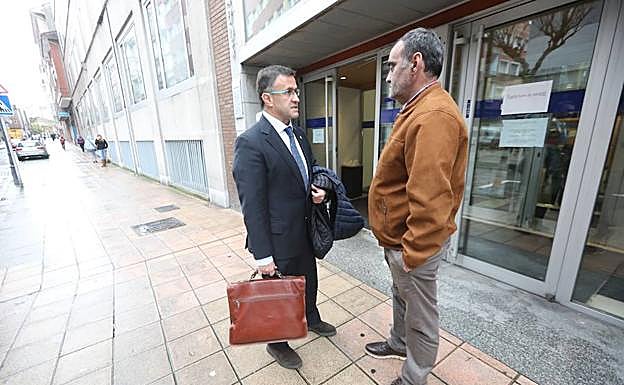 El abogado Manuel Barba junto a su representado a las puertas de los Juzgados de Avilés.