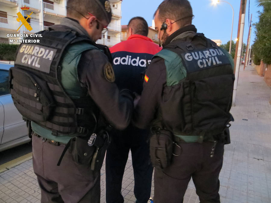 La Guardia Civil ha detenido a nueve personas a las que se atribuyen 62 atracos a casas habitadas en diez provincias, entre ellas Asturias, donde habrían cometido once robos el pasado verano. Entre ellos se encuentran varios llagares de Villaviciosa y Gijón.