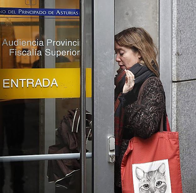 Judit Pereiro en la entrada a Audiencia Provincial. 